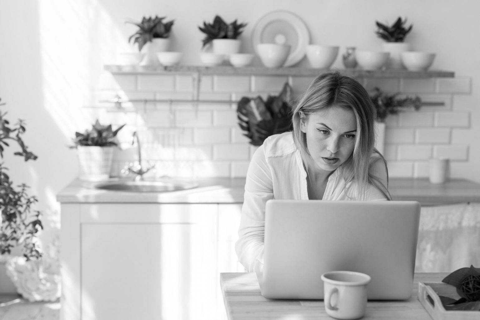 Exemple de tableau de bord de suivi budgétaire avec graphiques et indicateurs