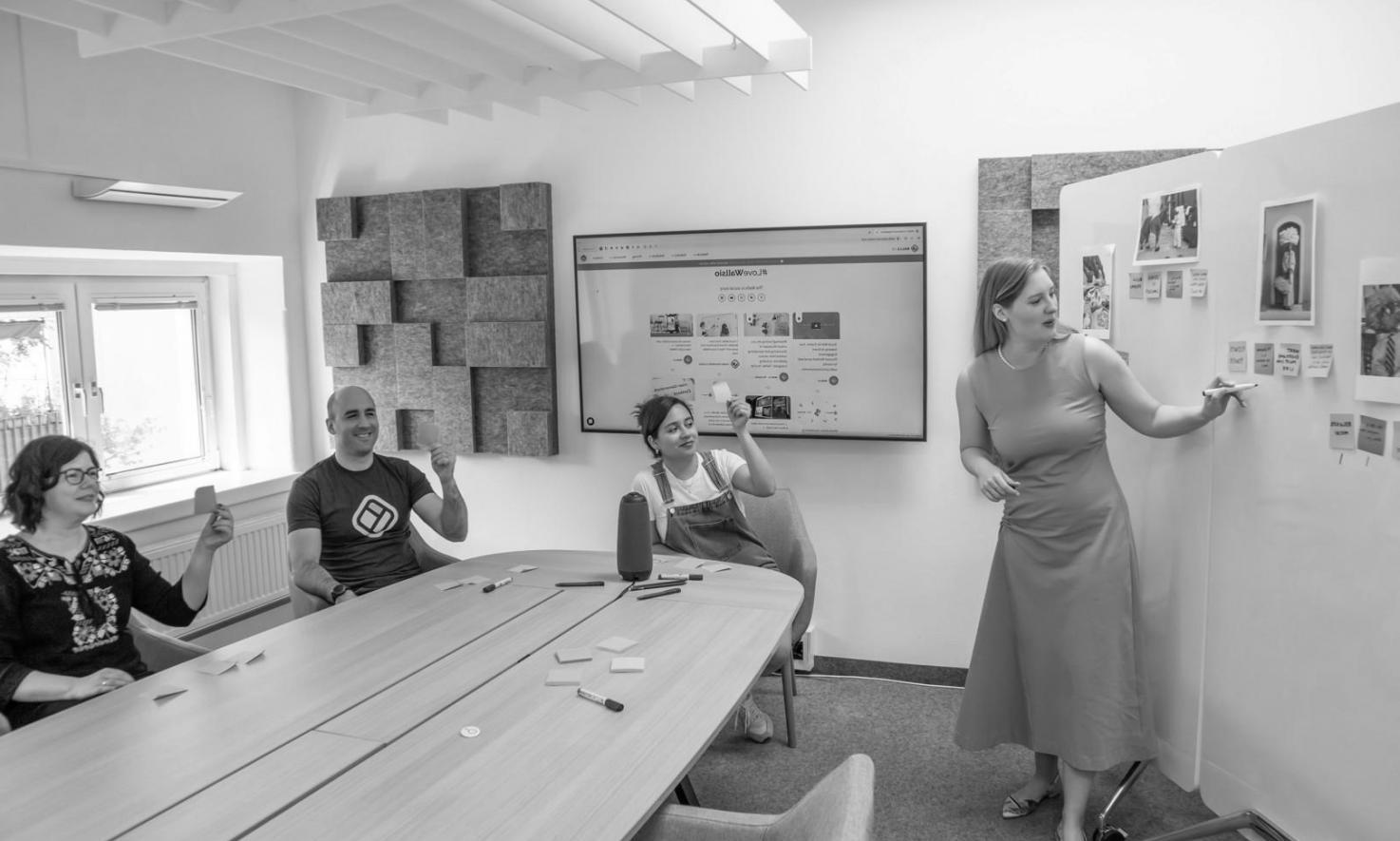 Famille travaillant ensemble sur leur budget mensuel