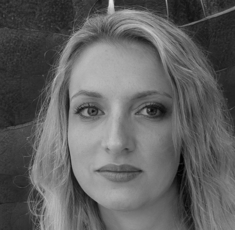 Portrait d'une utilisatrice satisfaite de nos services